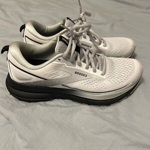 Woman’s Brooks Trace3. Size 7.5